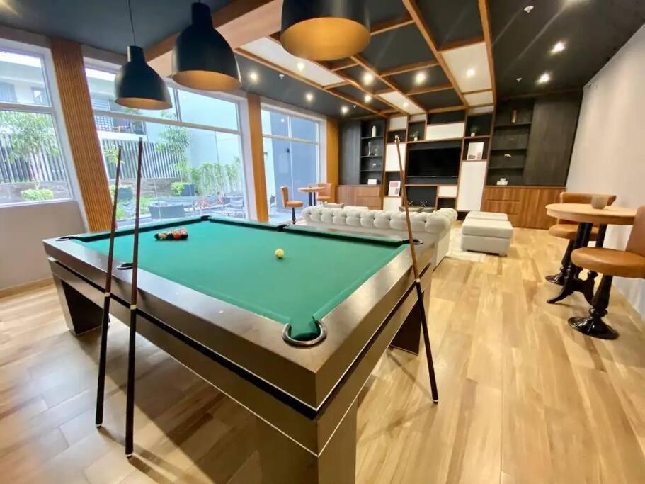 With Incredible View, Pool And Gym Apartment